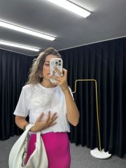 Yaka Gül Detaylı Tişört